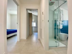 Ένα μπάνιο στο EM Apartments