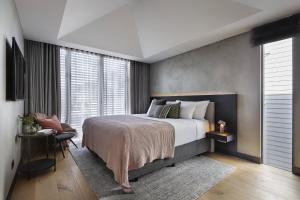 Tempat tidur dalam kamar di Hotel Fitzroy curated by Fable