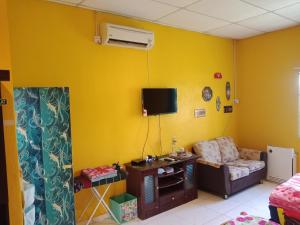 En TV eller et underholdningssystem på Inapan Desa Homestay Kangar Perlis