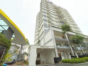 プチョンにあるNo.9 The Forest @ Dream and Relaxing House at Puchong Centerのヤシの木が前に生えている高い建物