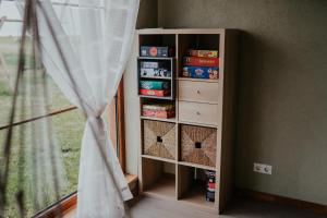 una libreria in una stanza con finestra di Salas Holiday Home a Jūrkalne