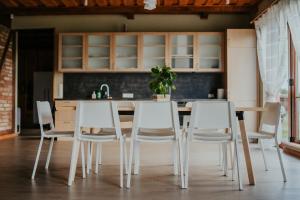 una cucina con tavolo e sedie bianche di Salas Holiday Home a Jūrkalne Altre 20 foto