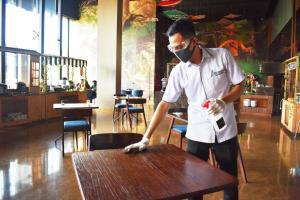 Gostje med bivanjem v nastanitvi Luminor Hotel Airport Sidoarjo By WH , Best Choice and Strategic Location with a Rooftop area in Town