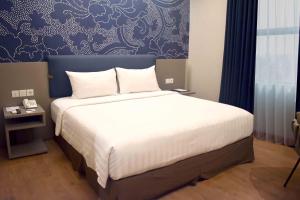 Postelja oz. postelje v sobi nastanitve Luminor Hotel Airport Sidoarjo By WH , Best Choice and Strategic Location with a Rooftop area in Town