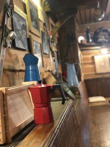ル・モネティエ・レ・バンにあるLautaret Lodge & Spaの木製テーブルに座る赤と青のカップ