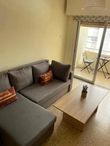 - un salon avec un canapé et une table basse dans l'établissement City Comfortable Apartment, à Larnaka