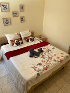 - une chambre dotée d'un grand lit avec un couvre-lit floral dans l'établissement City Comfortable Apartment, à Larnaka