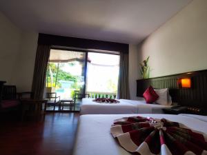 Llit o llits en una habitació de Phi Phi Island Cabana Hotel