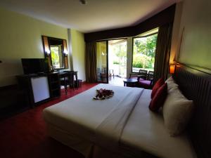 Llit o llits en una habitació de Phi Phi Island Cabana Hotel