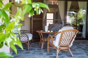 A seating area at Eirinis House