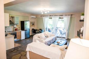 A kitchen or kitchenette at Eirinis House