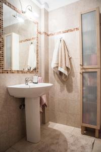 ein Bad mit einem Waschbecken und einem Spiegel in der Unterkunft Eirinis House in Posidi