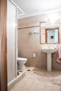 A bathroom at Eirinis House