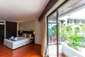 Llit o llits en una habitació de Phi Phi Island Cabana Hotel