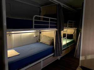 Mumma's Hostel Cairns客房内的一张或多张双层床