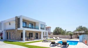 The swimming pool at or close to Kastalys Villa