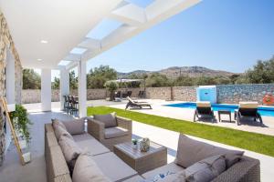 The swimming pool at or close to Kastalys Villa