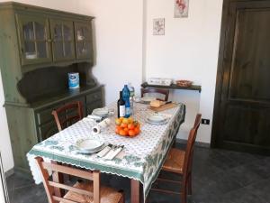 - une cuisine avec une table et des fruits dans l'établissement Tortolì attico in centro a 5 minuti dal mare, à Tortolì