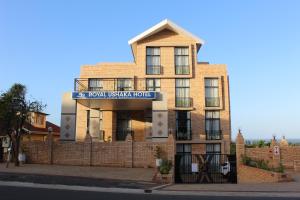 un edificio de ladrillo con un cartel para un hotel en Royal Ushaka Hotel Morningside, en Durban