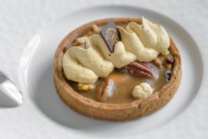 - un dessert sur une assiette blanche dans l'établissement Hôtel Le Vouglans - Restaurant La Valouse, à Orgelet