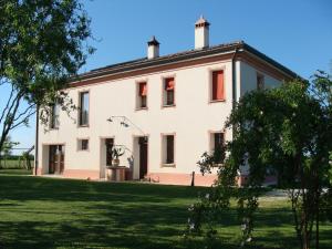 un gran edificio blanco en un campo de césped en Antico Casale dei Sogni agriturismo, en Lugo