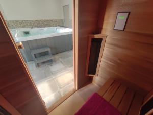 Elle comprend une petite salle de bains pourvue d'une baignoire et d'une fenêtre. dans l'établissement Escale beauté le Crotoy, au Crotoy