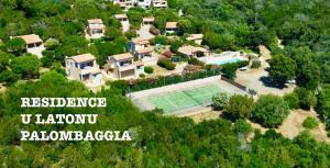 uma vista aérea de uma casa com um campo de ténis em Résidence U LATONU - Palombaggia em Porto-Vecchio