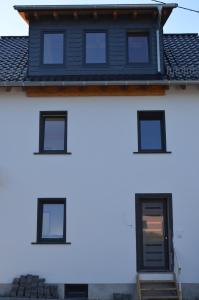 Budova, kde se apartmán nachází + 3 fotografie