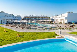 Bazén v ubytování LAMBI RESORT nebo v jeho okolí