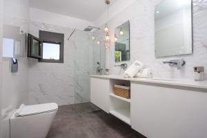 A bathroom at Kastalys Villa