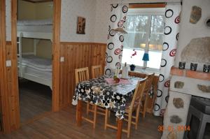 ein Esszimmer mit einem Tisch und einem Etagenbett in der Unterkunft Wismens Natur & Fiske in Krogsered
