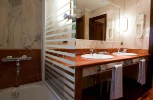 A bathroom at Zenit Dos Infantas