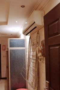 A bathroom at Rokn Al Omor Apartments by Quiet Rooms