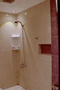 A bathroom at Rokn Al Omor Apartments by Quiet Rooms