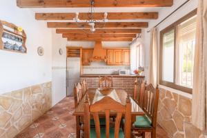 cocina y comedor con mesa y sillas en La Monticana en Frigiliana