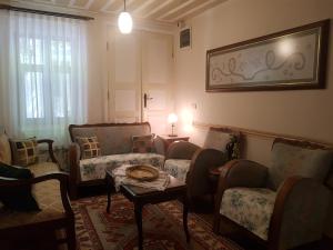 博兹贾阿达岛那尔阿蒂维旅馆的带椅子、桌子和沙发的客厅