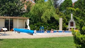 eine Gruppe von Menschen in einem Pool auf einem Hof in der Unterkunft Aven'a pokoje gościnne z basenem in Darłowo