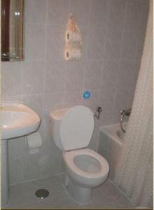 A bathroom at Hostal Esmeralda Még 34 kép