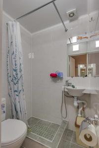 ein Badezimmer mit Toilette und Waschbecken in der Unterkunft YourHouse на Гагарина Утепова - экономичнее квартиры, уютнее гостиницы in Almaty