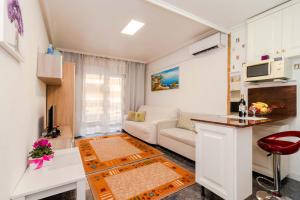 ein kleines Wohnzimmer mit einer Couch und einem Tisch in der Unterkunft Apartamento Playa del Cura in Torrevieja + 5 Fotos