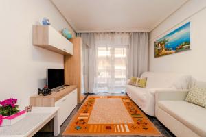 ein Wohnzimmer mit Couch und Fernseher in der Unterkunft Apartamento Playa del Cura in Torrevieja