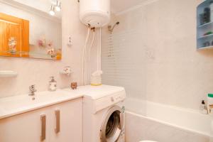 ein Badezimmer mit Waschmaschine und Waschbecken in der Unterkunft Apartamento Playa del Cura in Torrevieja