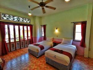 Postel nebo postele na pokoji v ubytování Koh Mook Resort