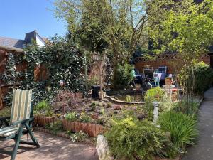 a garden with a chair in a yard at Ferienwohnung Bongartz in Einbeck