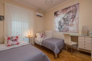 Posteľ alebo postele v izbe v ubytovaní Eleni's Family Villa