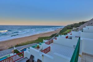 Blick auf den Strand vom Balkon eines Gebäudes in der Unterkunft 15 Skiathos-Spacious Family Beachfront apartment in Ballito