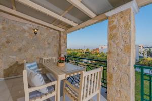 Balkón alebo terasa v ubytovaní Eleni's Family Villa