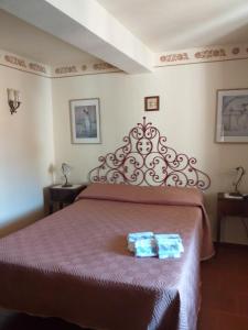 ein Schlafzimmer mit einem Bett mit zwei Handtüchern darauf in der Unterkunft Casa Gellera in Corfino