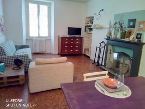 Una sala de estar con un sofá y una chimenea. en A Casa di Irene, en Como