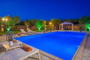 Bazén v ubytovaní Eleni's Family Villa alebo v jeho blízkosti